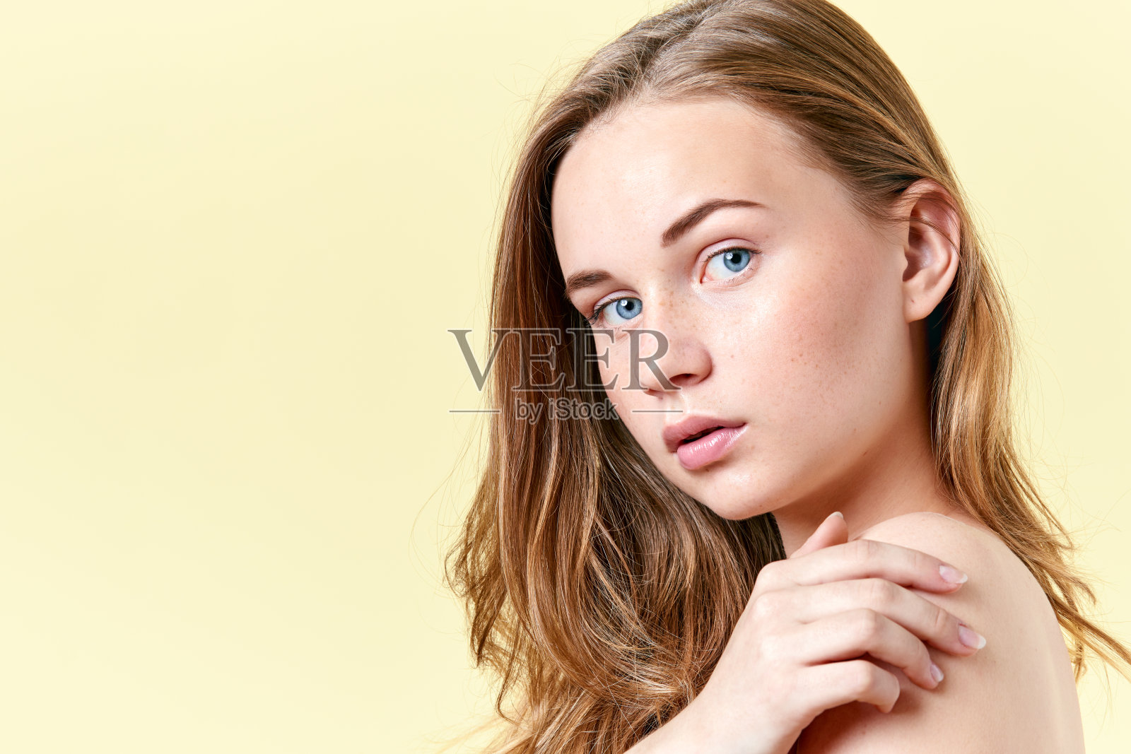 长着雀斑的红发少女,看着镜头。照片摄影图片