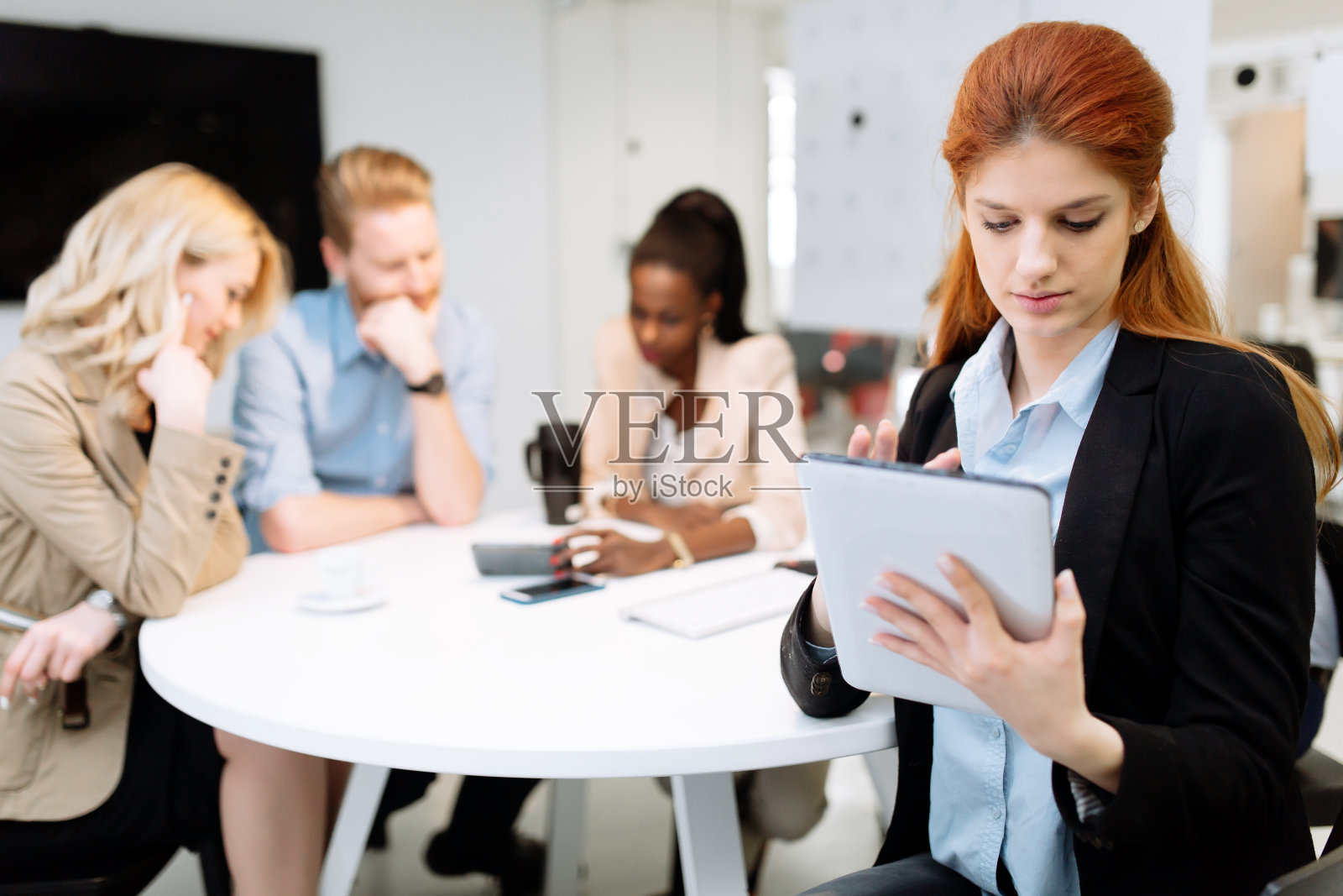 持有平板电脑公司的首席执行官照片摄影图片