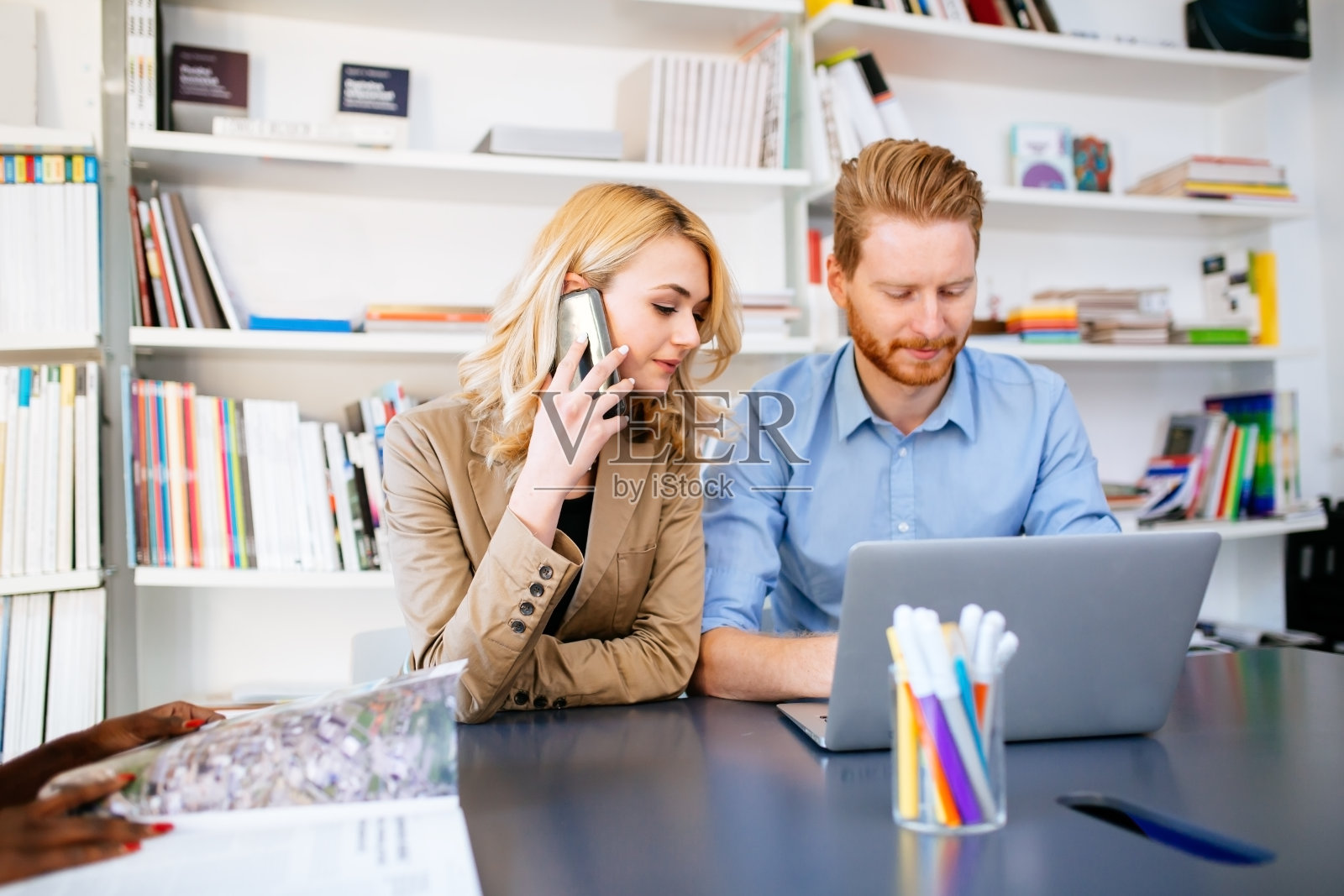 商务人士在干净的白色办公室工作照片摄影图片