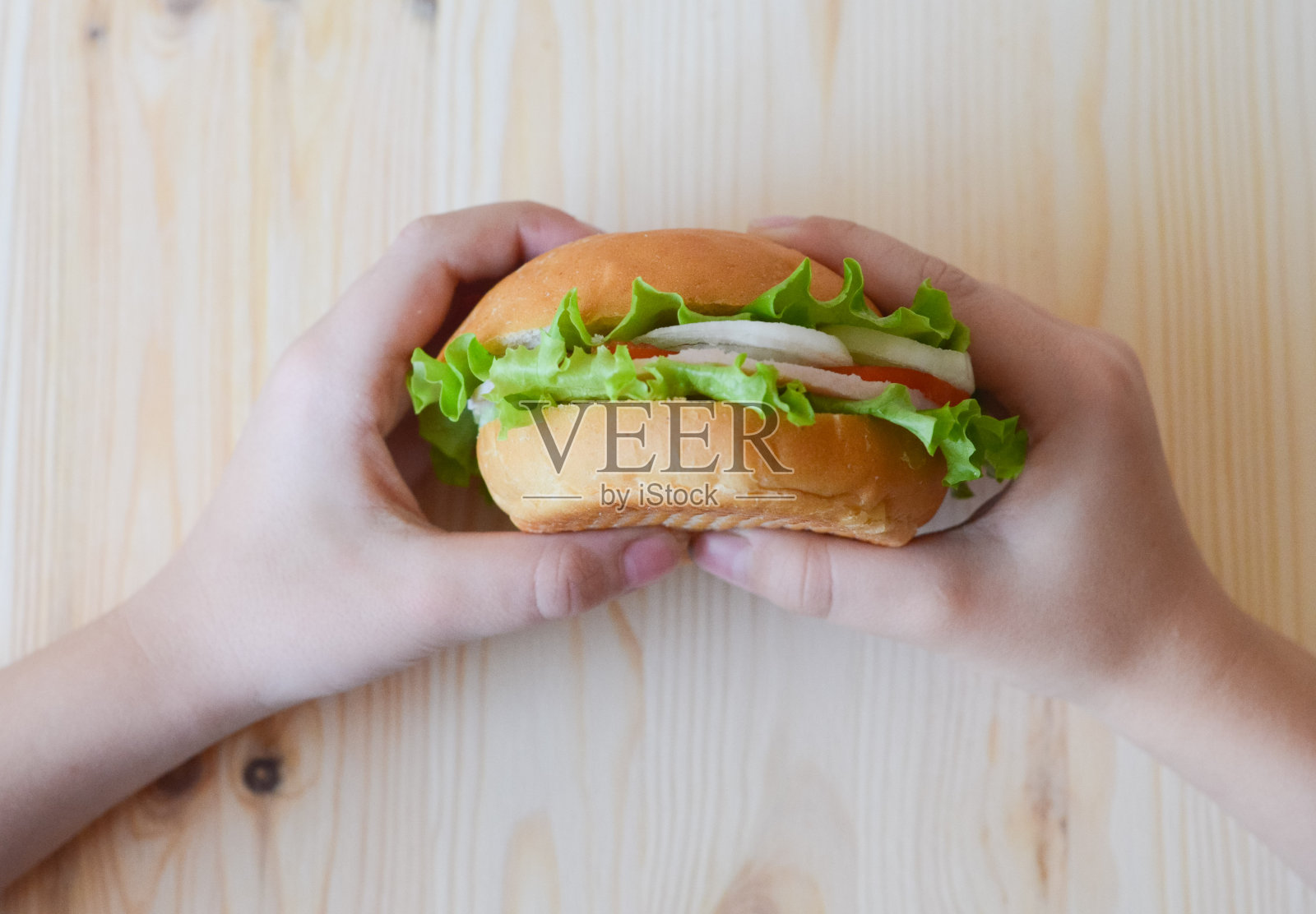 孩子的手拿着一个三明治的桌子照片摄影图片