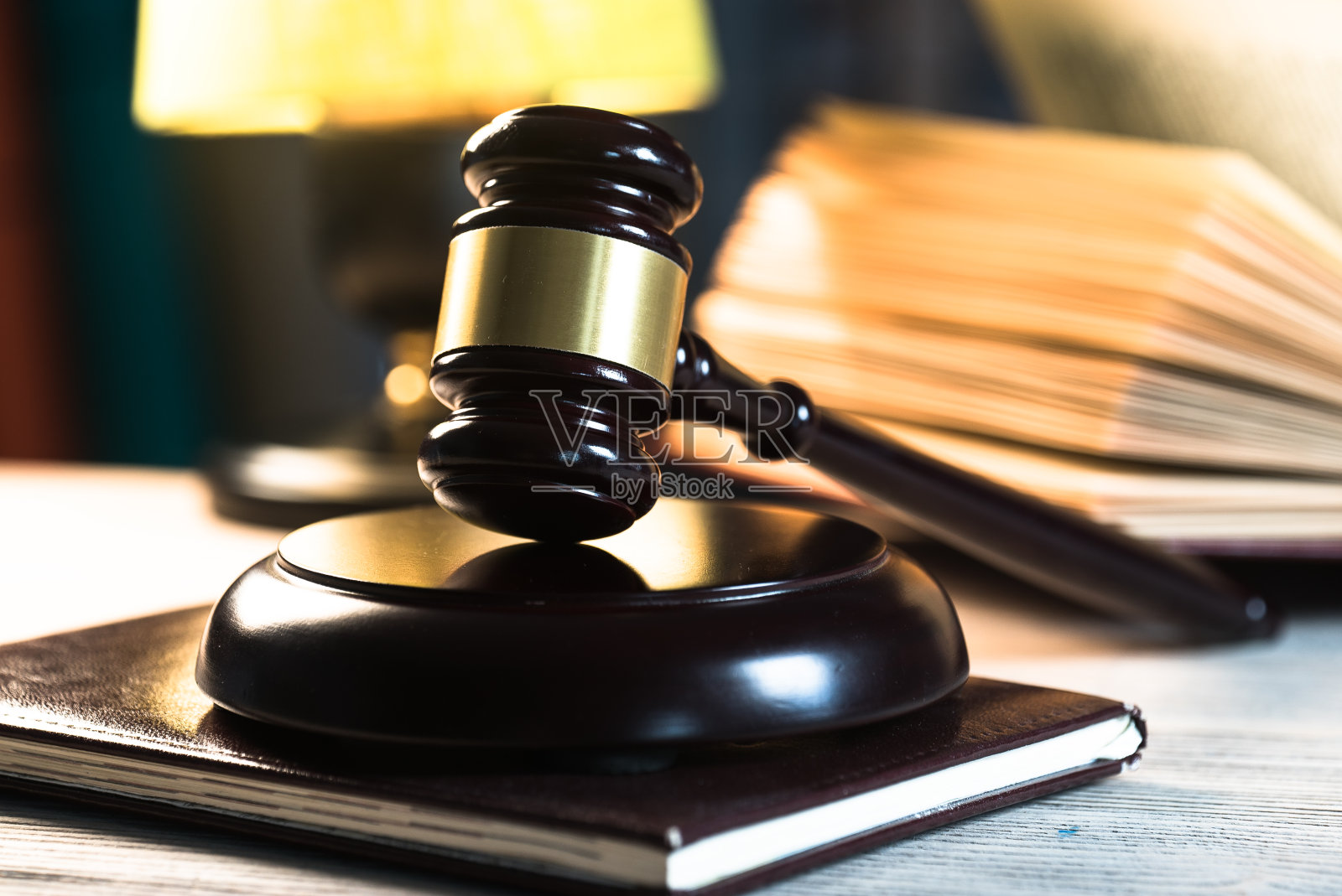 法律与正义的概念。法官的木槌,书本,正义的天平。灰色的石头背景,反射在地板上,排印的地方。法庭上的主题。照片摄影图片