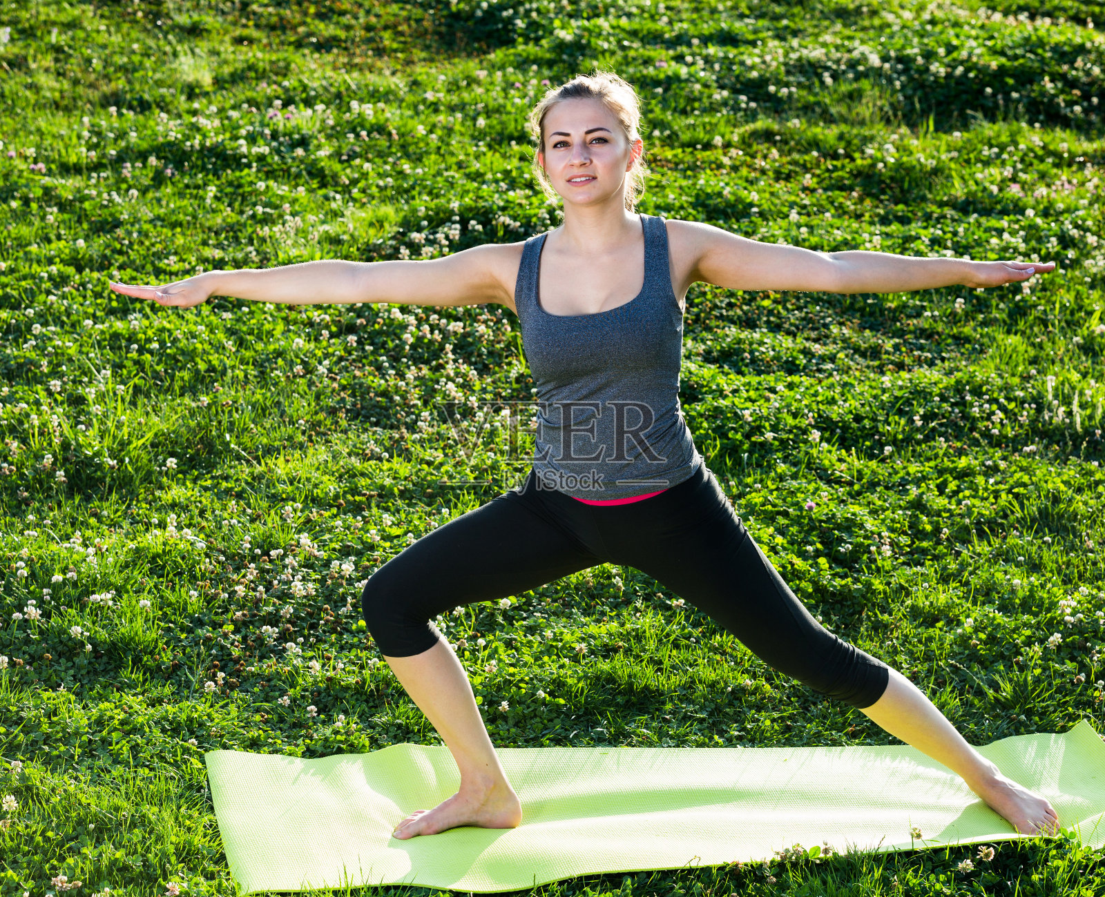 女孩早上在户外的垫子上锻炼照片摄影图片