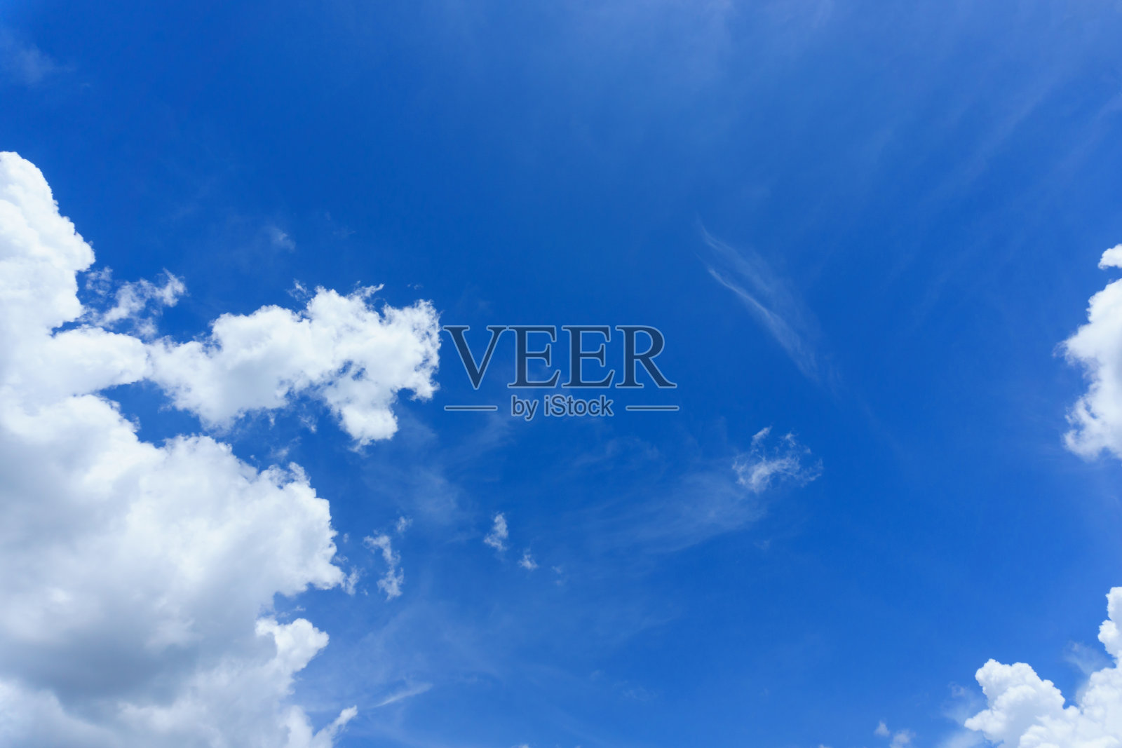 美丽和神奇。蓝天与云彩和阳光为背景照片摄影图片