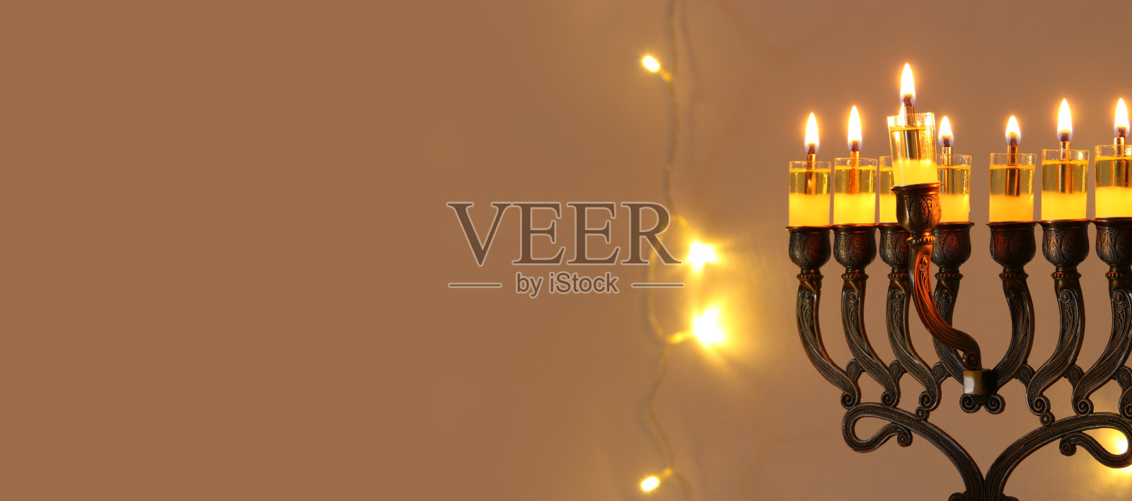 犹太节日光明节背景的低调形象与烛台(传统的烛台)照片摄影图片
