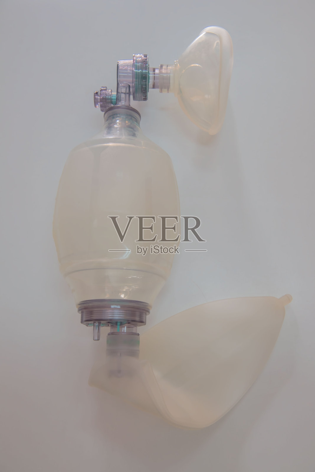 白色背景的急救袋,呼吸装置。医学的概念照片摄影图片