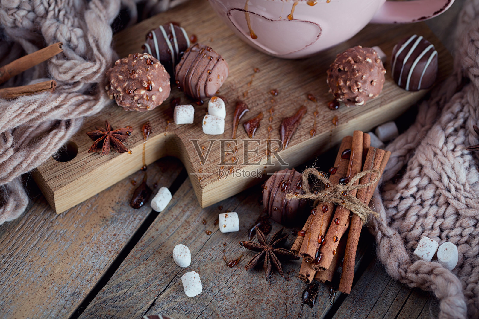 用热巧克力或可可和棉花糖,用糖果,香料和针织围巾装饰圣诞节或新年的组成照片摄影图片