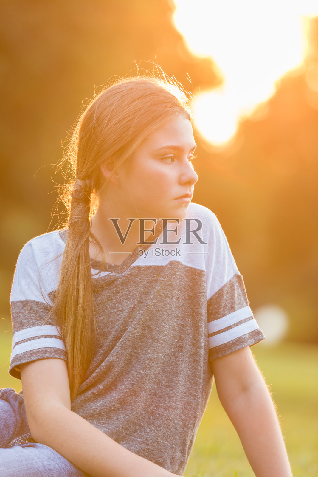 反光的青春期前的女孩照片摄影图片