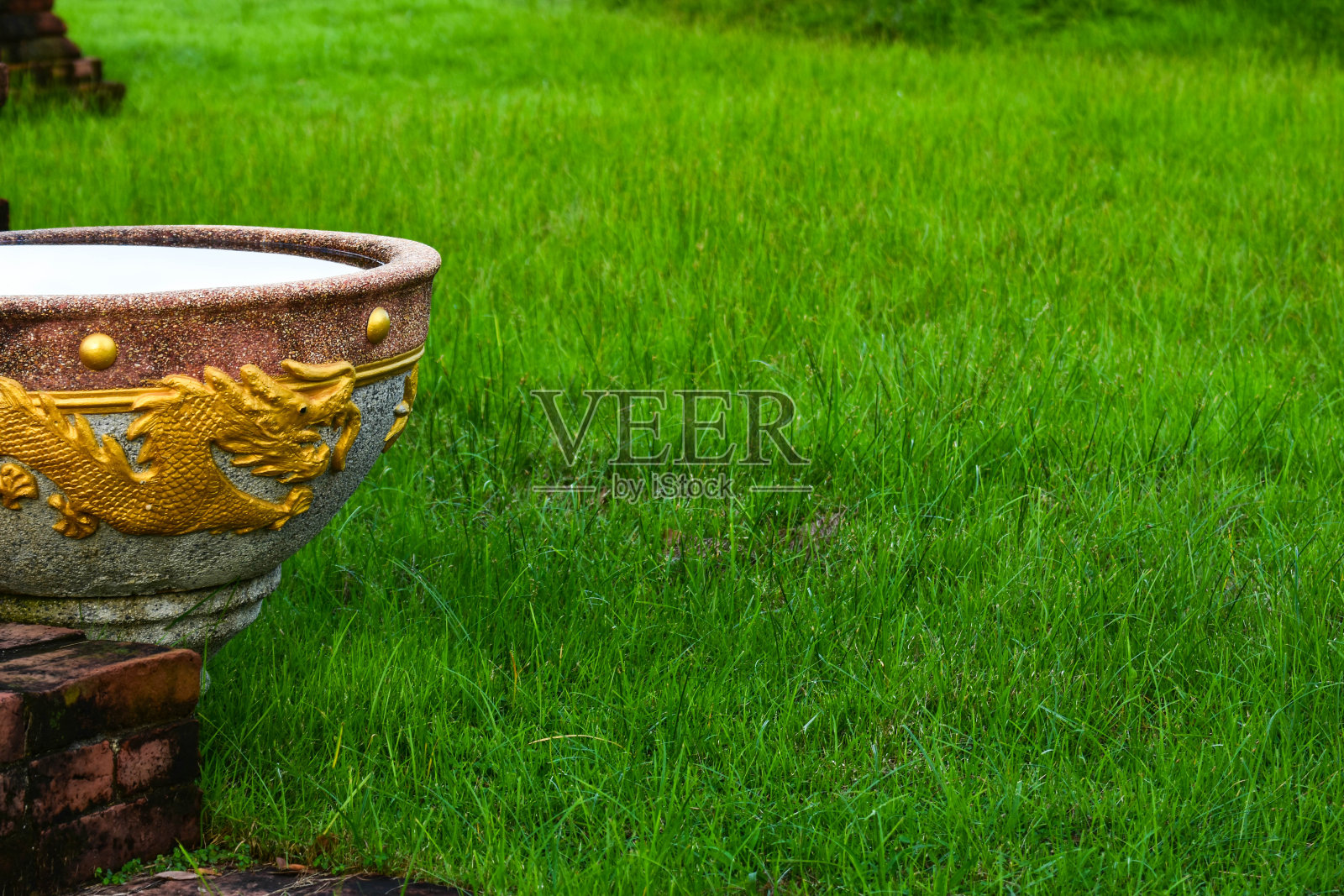 龙纹壶满水储存位于历史遗址旁边。照片摄影图片