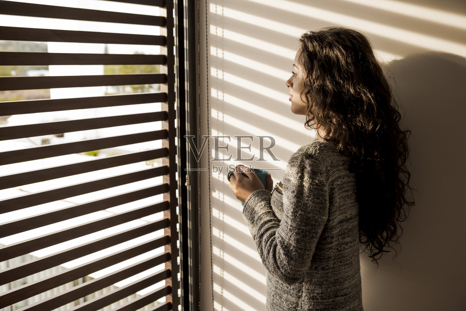 深思熟虑的年轻女孩照片摄影图片