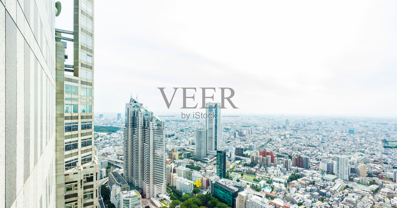 全景现代城市天际线鸟瞰鸟瞰图在戏剧性的太阳和早晨蓝色多云的天空在东京,日本照片摄影图片