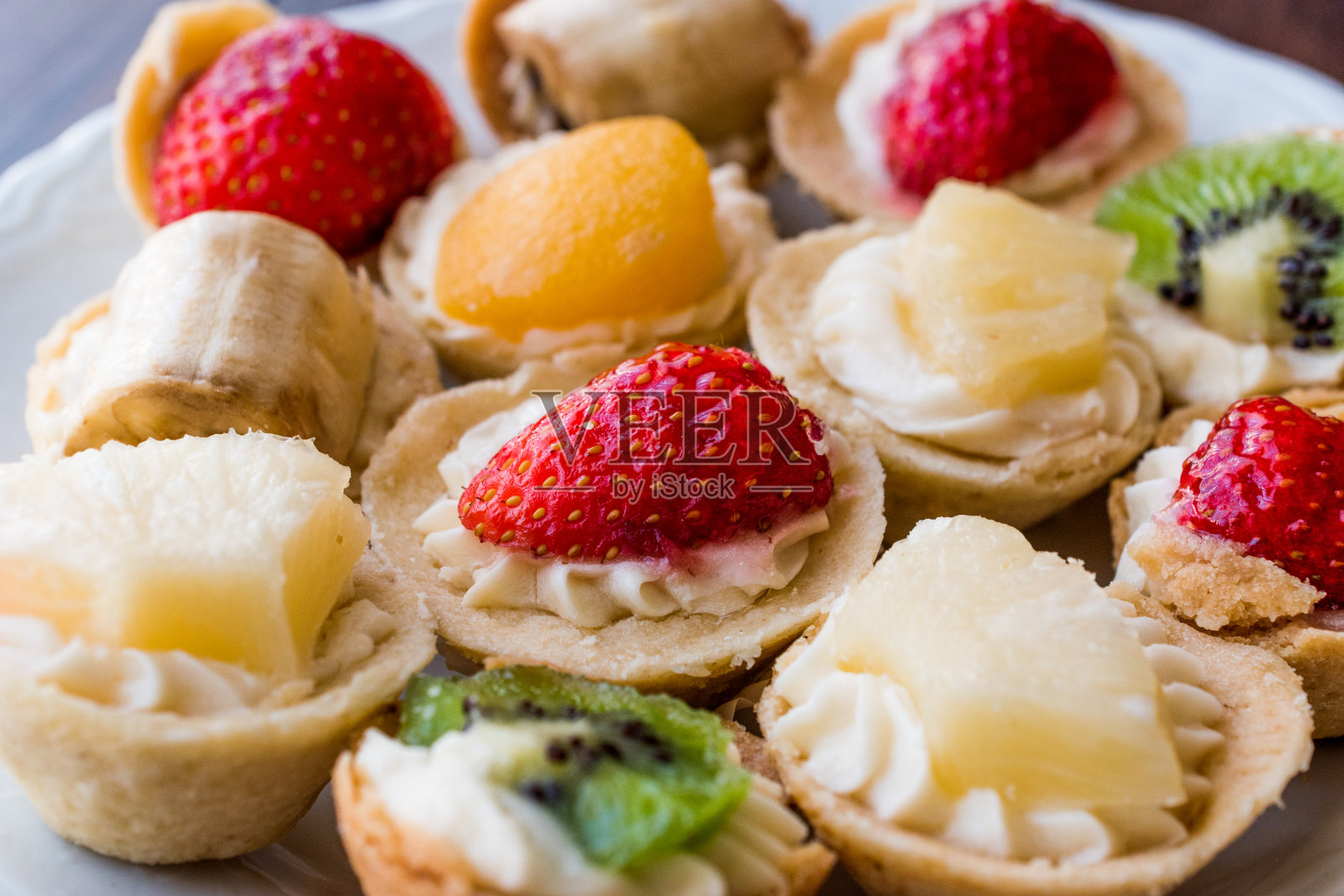 迷你馅饼,塔托利特或塔托利特与奶油和新鲜水果照片摄影图片