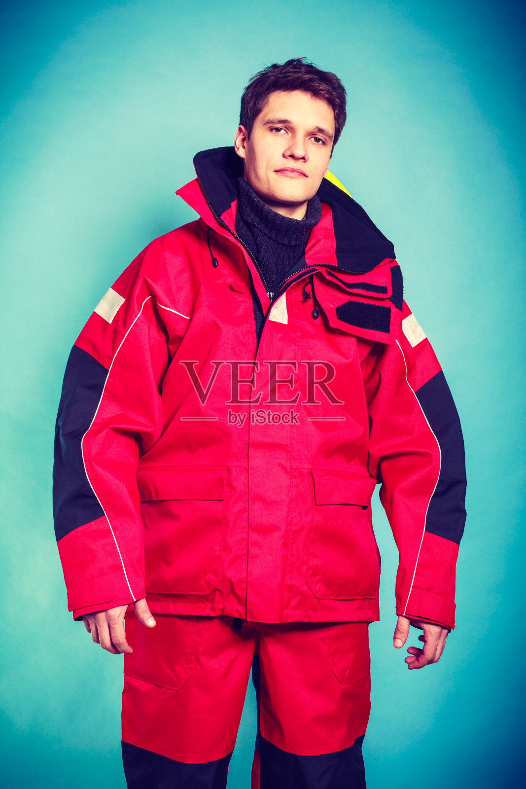 穿着防护服的年轻男性。照片摄影图片