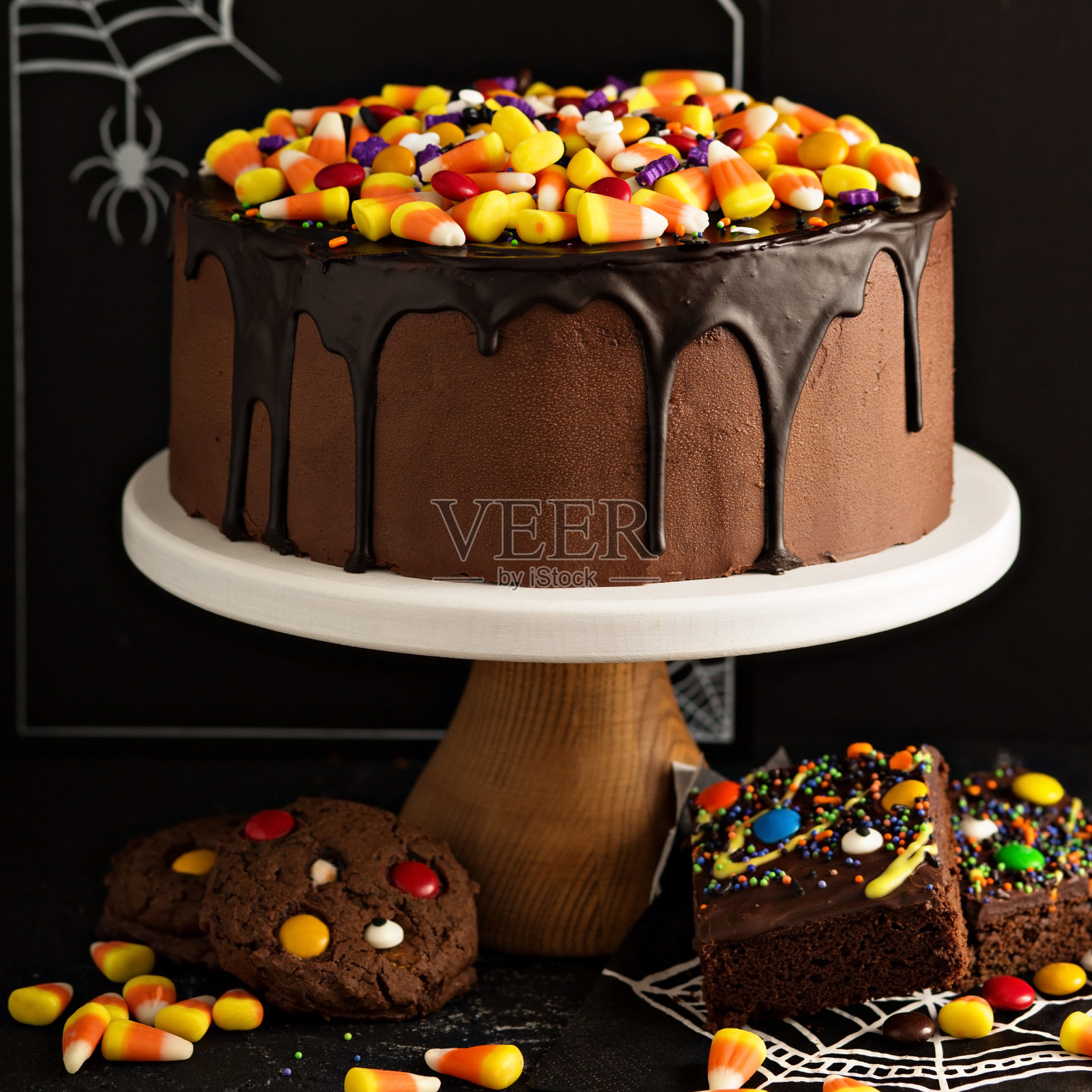万圣节巧克力蛋糕,上面有糖果照片摄影图片