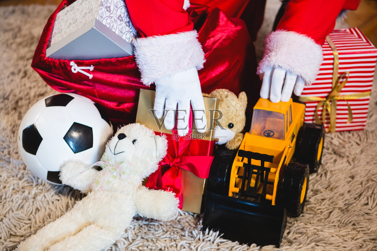 圣诞老人在家里的客厅里布置礼物照片摄影图片