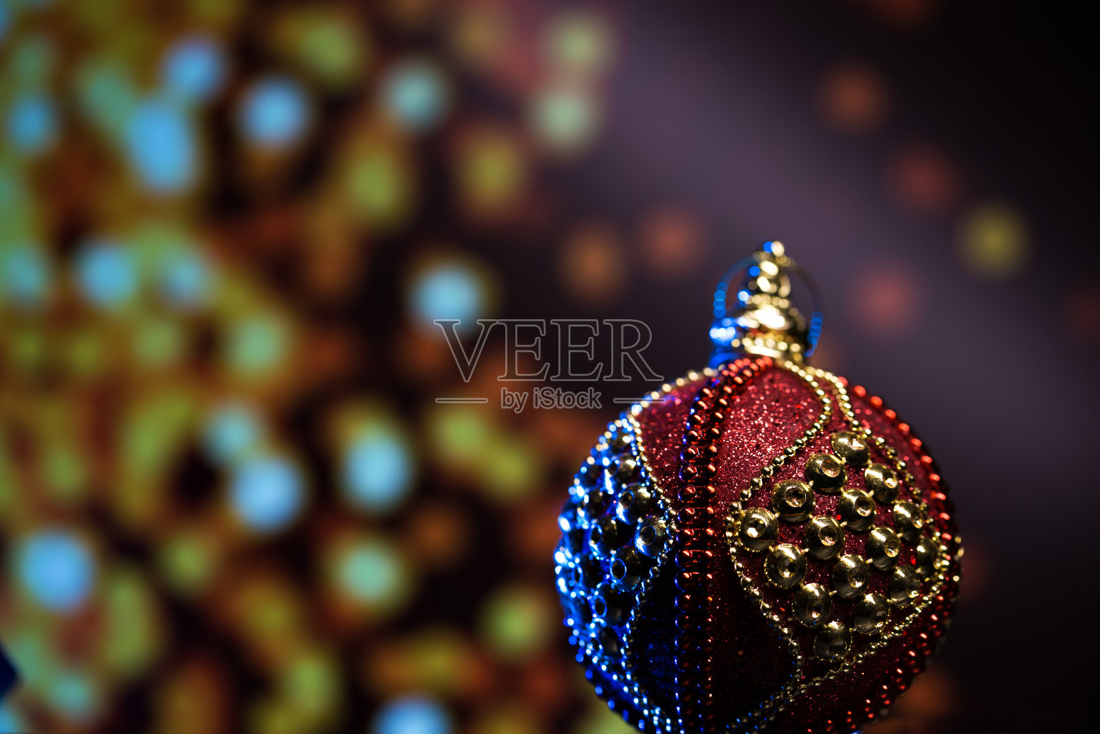 新年的玩具在黑色的背景与灯光照片摄影图片