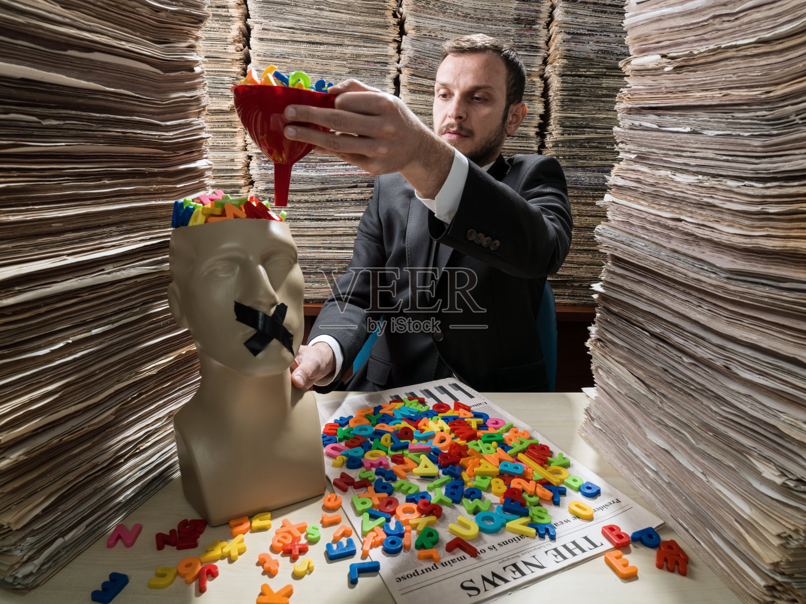 记者将知识注入塑料大脑模型中照片摄影图片