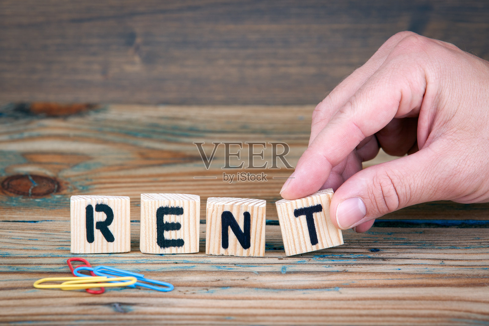 房租。办公桌上放着木头字母。商业和资金投资背景照片摄影图片