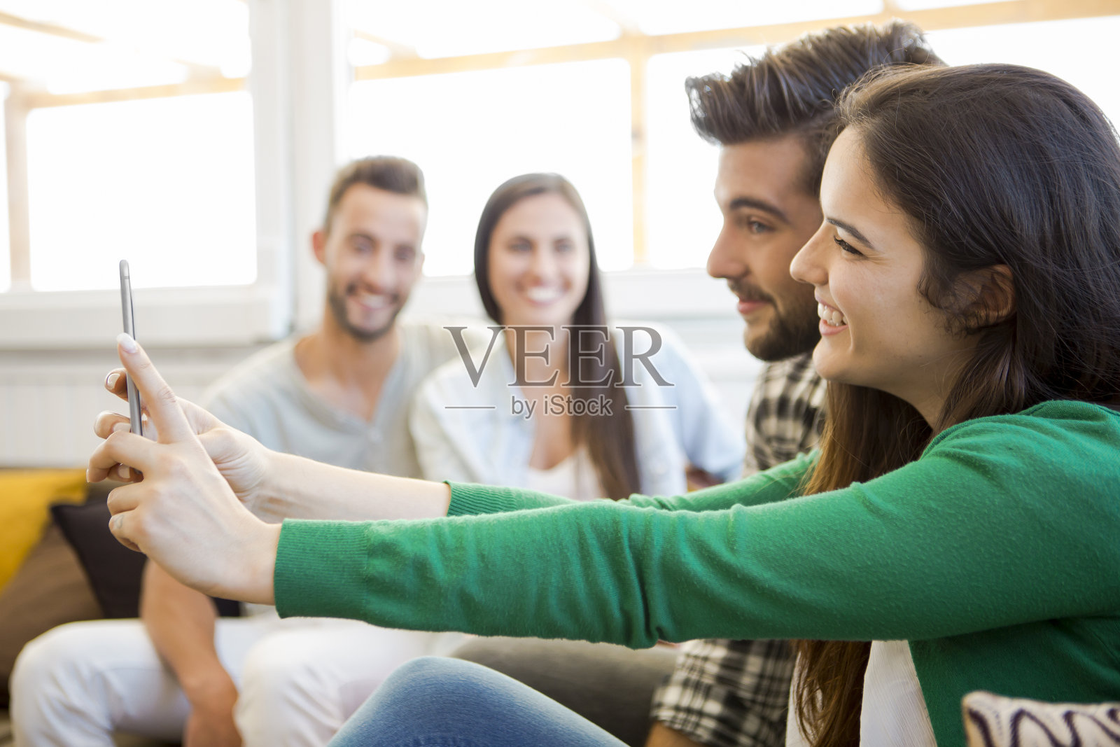 朋友们在咖啡店见面照片摄影图片