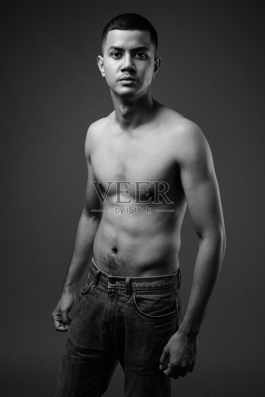 工作室拍摄的年轻的多民族亚洲男子赤膊与黑色背景照片摄影图片