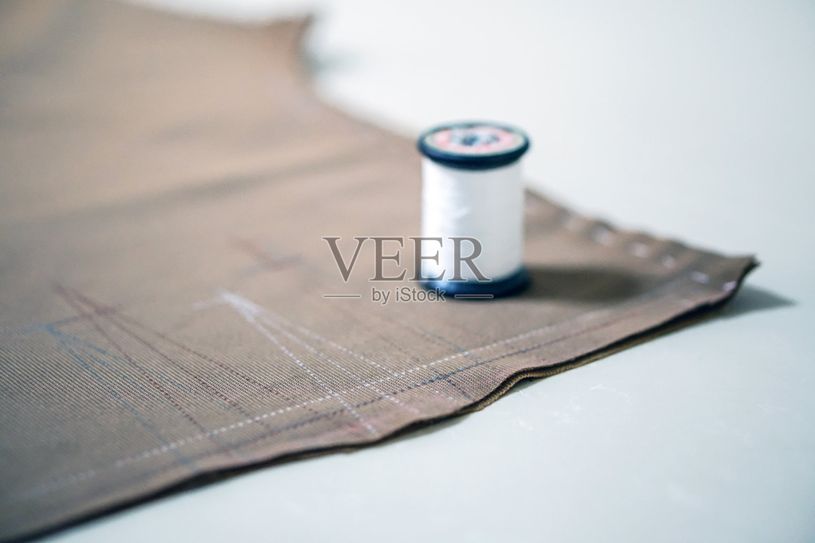 白色缝纫线和织物制造布料的纺织品照片摄影图片