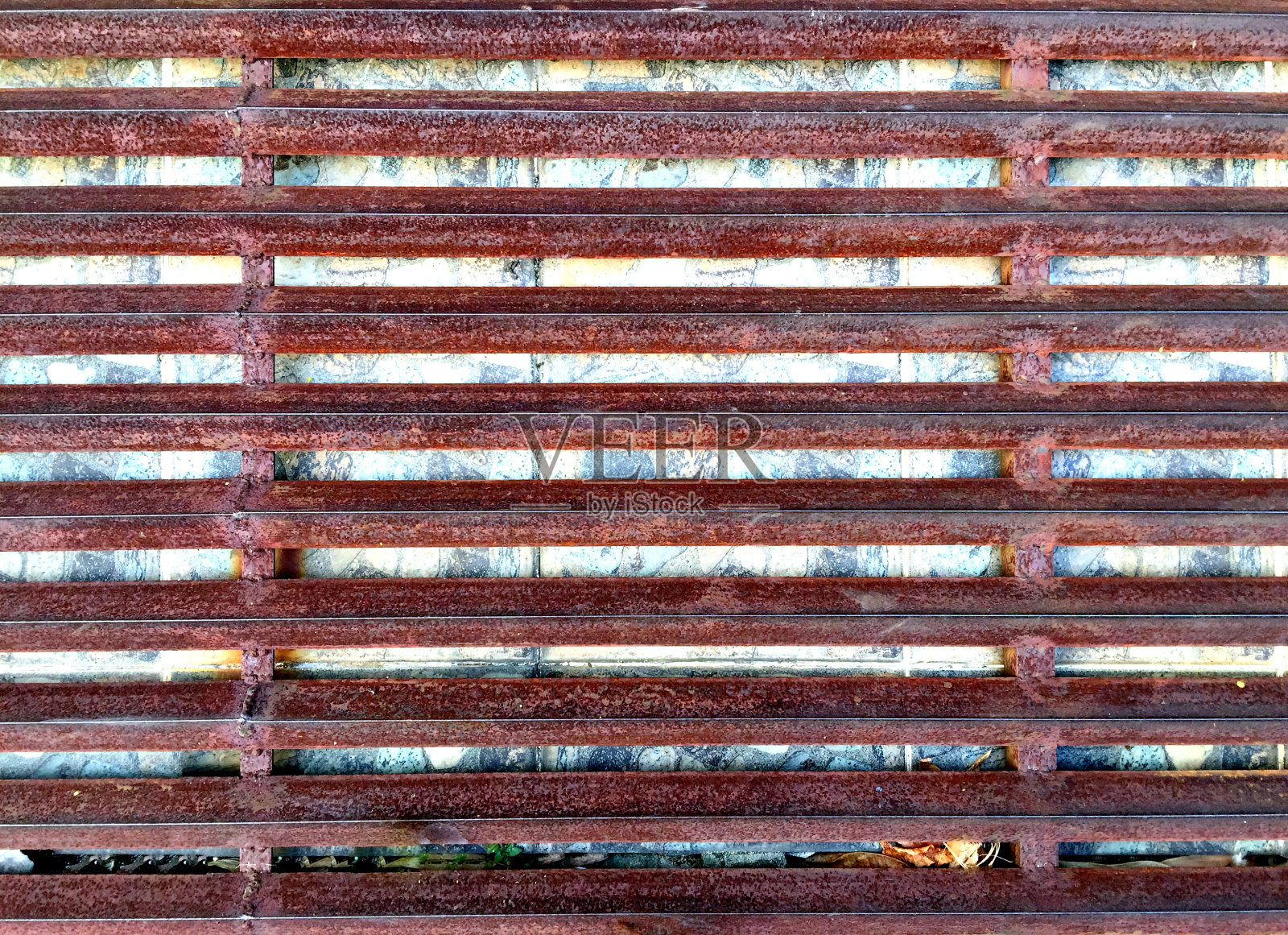 生锈焊接角钢作为汽车坡道照片摄影图片