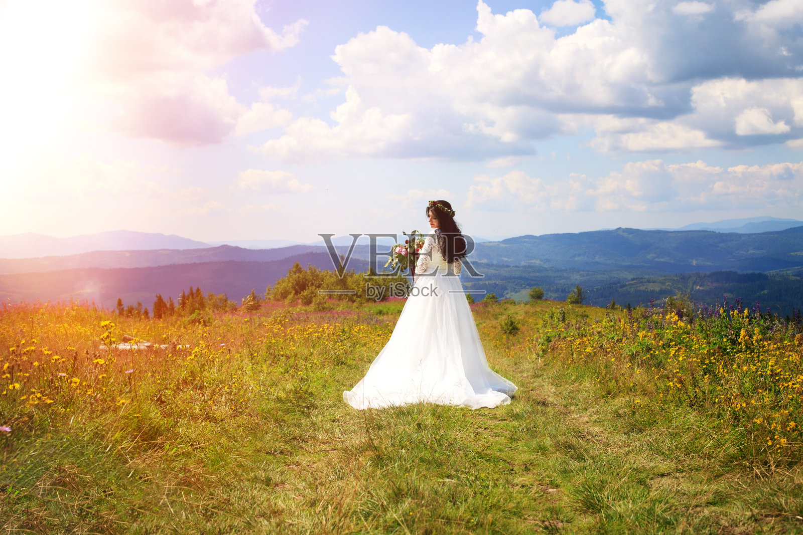 山中新娘。生活方式和婚礼的概念。照片摄影图片