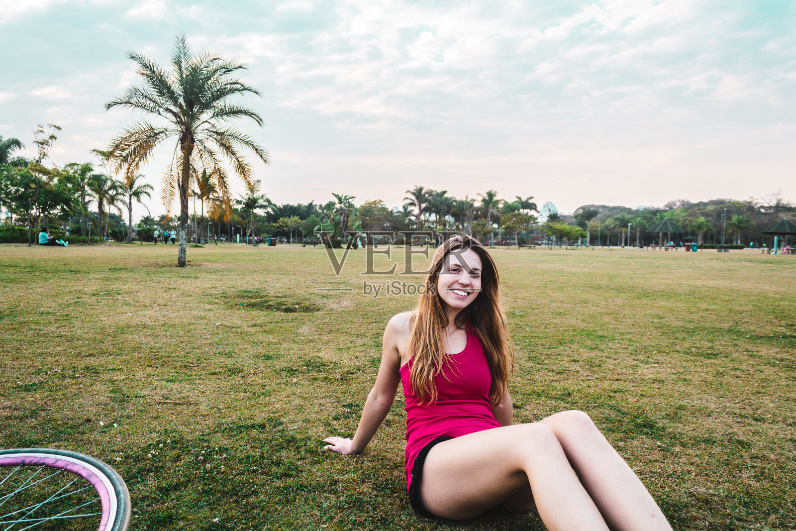 在巴西圣保罗的Villa-Lobos公园,女孩骑着她的自行车。照片摄影图片