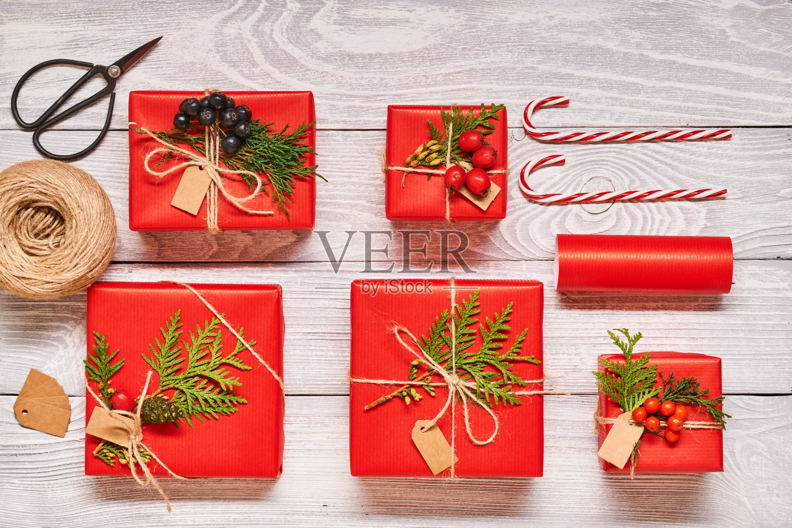木制背景的圣诞礼物照片摄影图片