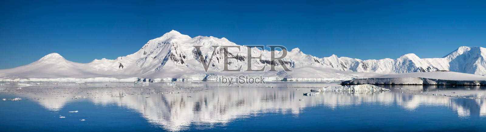 南极半岛洛克罗伊港周围陆地的全景图照片摄影图片