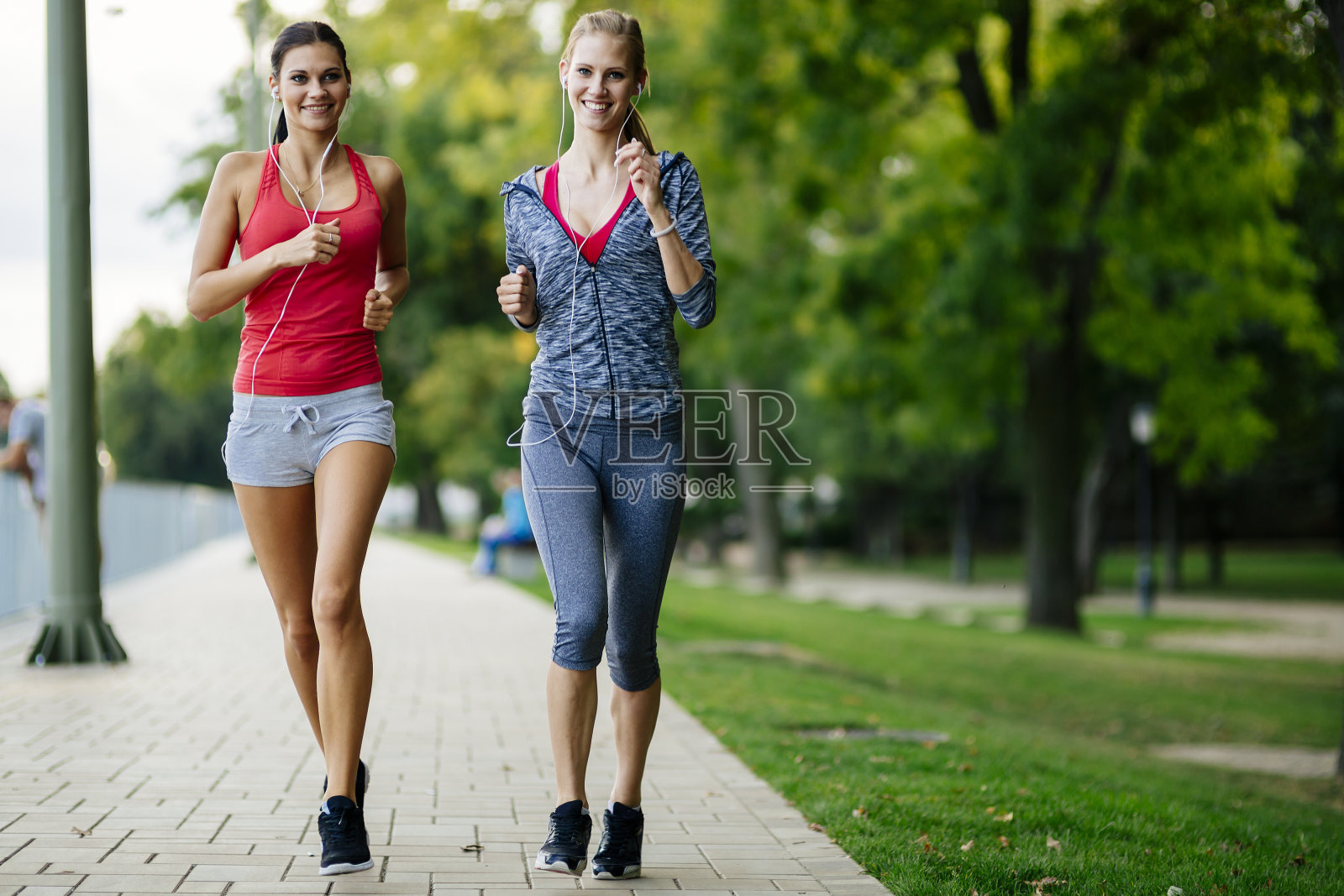 两个女人在公园里慢跑照片摄影图片