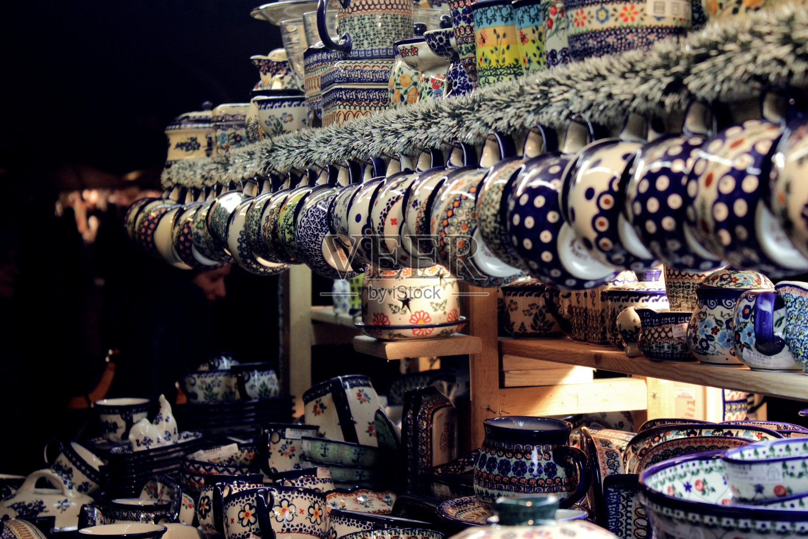 复活节摊位上的彩色瓷器照片摄影图片