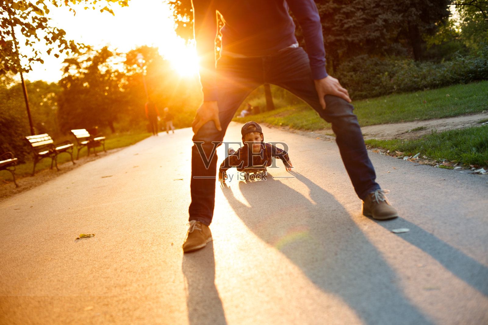 小男孩和他爸爸玩滑板照片摄影图片