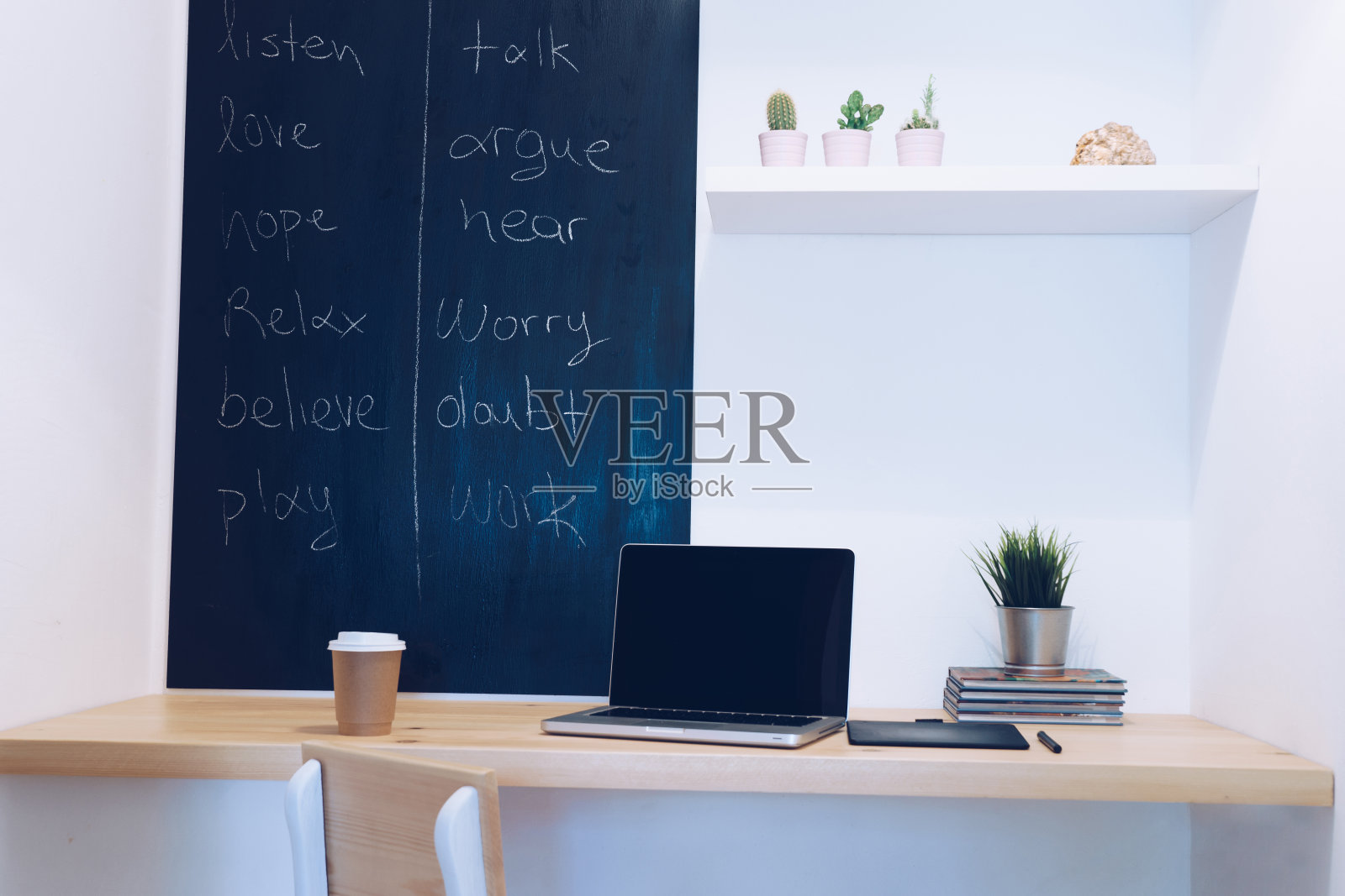 工作场所,学习,有桌子和黑板的房间照片摄影图片