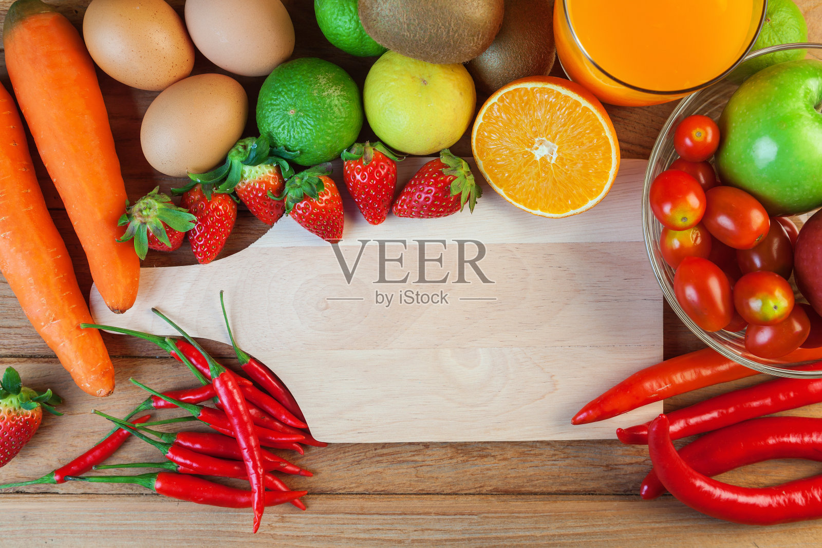 健康的概念与混合水果和蔬菜的木制照片摄影图片