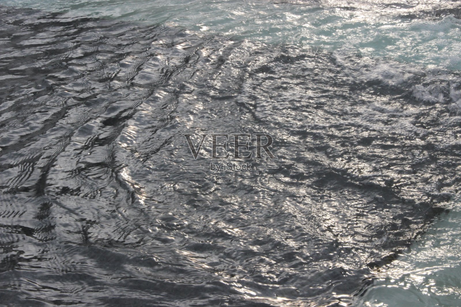 喷泉水表面照片摄影图片