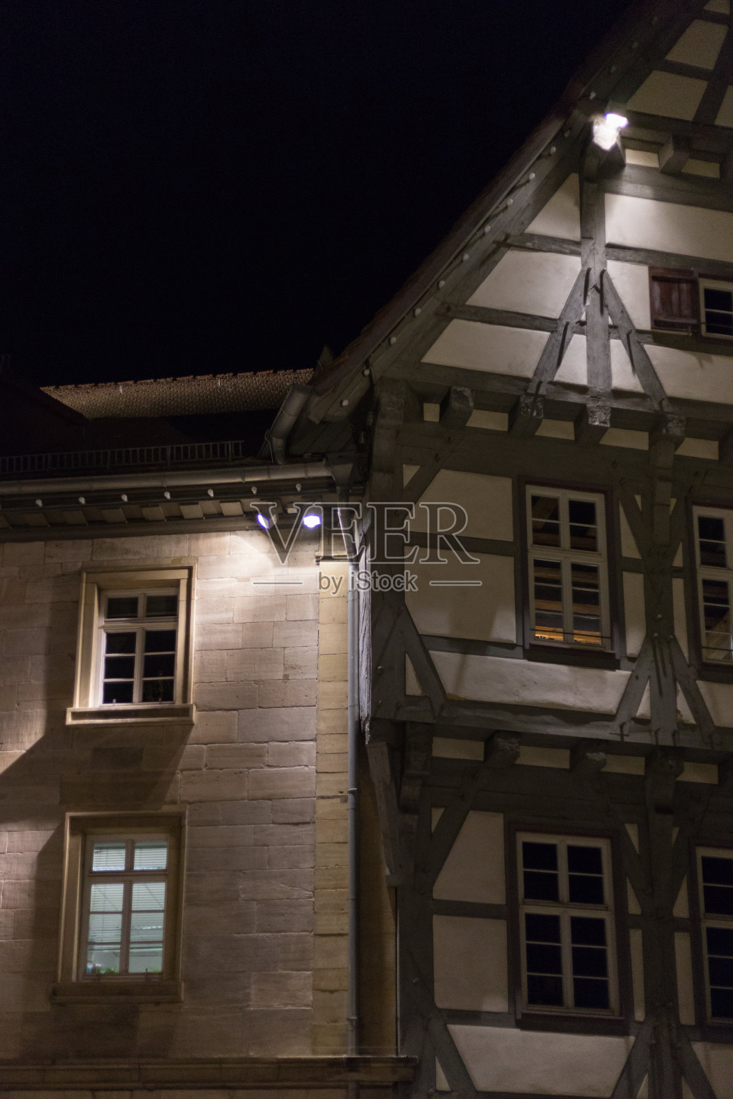 德国南部斯图加特镇附近的一个10月的夜晚,历史悠久的木制框架立面和窗户与灯和灯光照片摄影图片