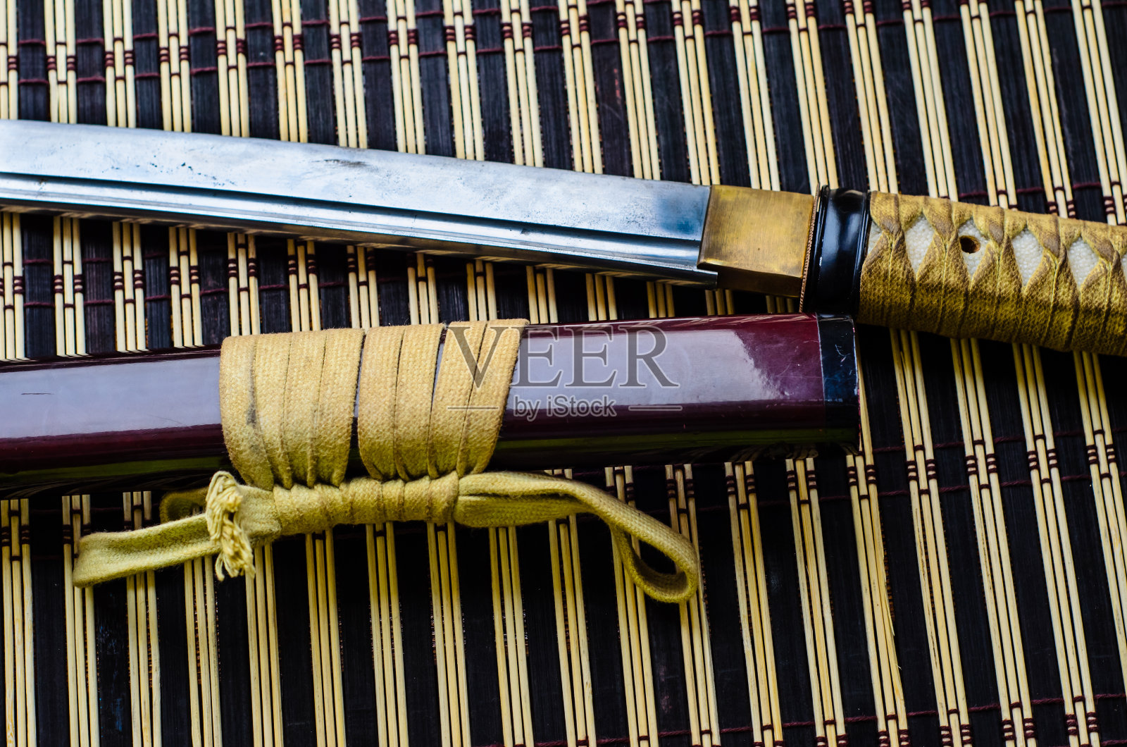 竹席上的日本武士刀照片摄影图片