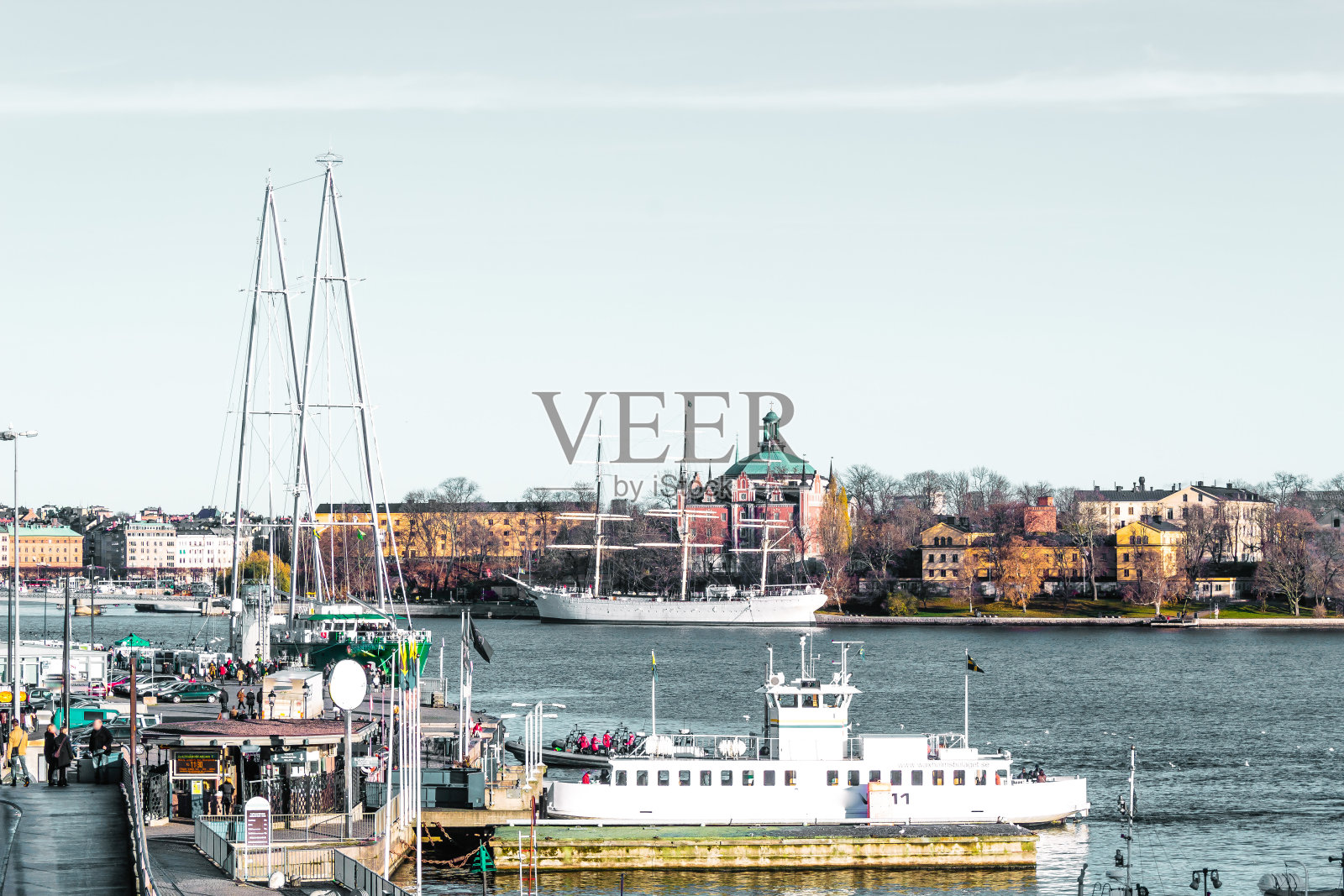 瑞典斯德哥尔摩的船只和建筑照片摄影图片