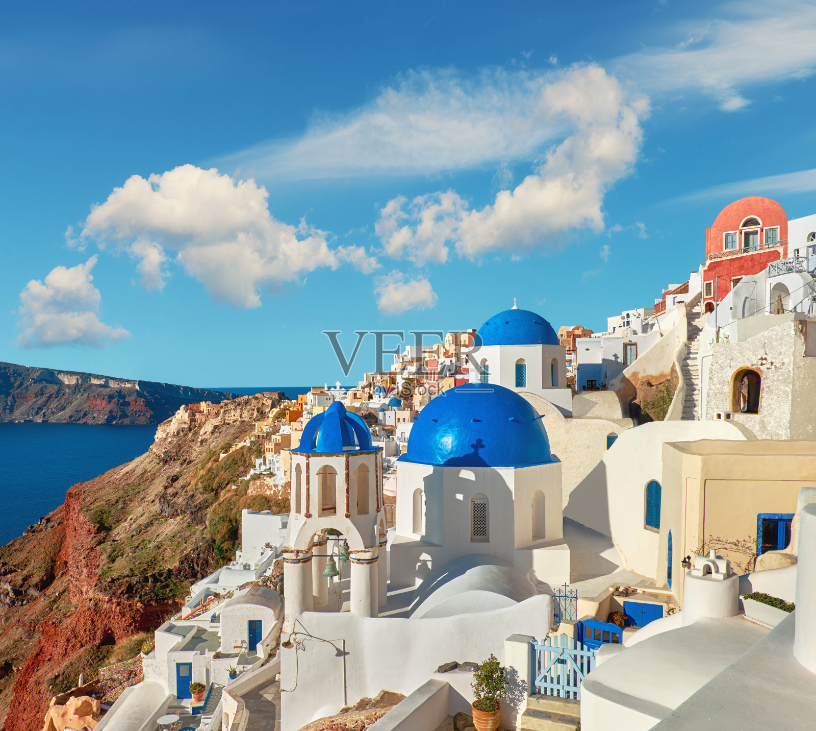 希腊圣托里尼岛伊亚当地教堂的蓝色圆顶,全景图照片摄影图片