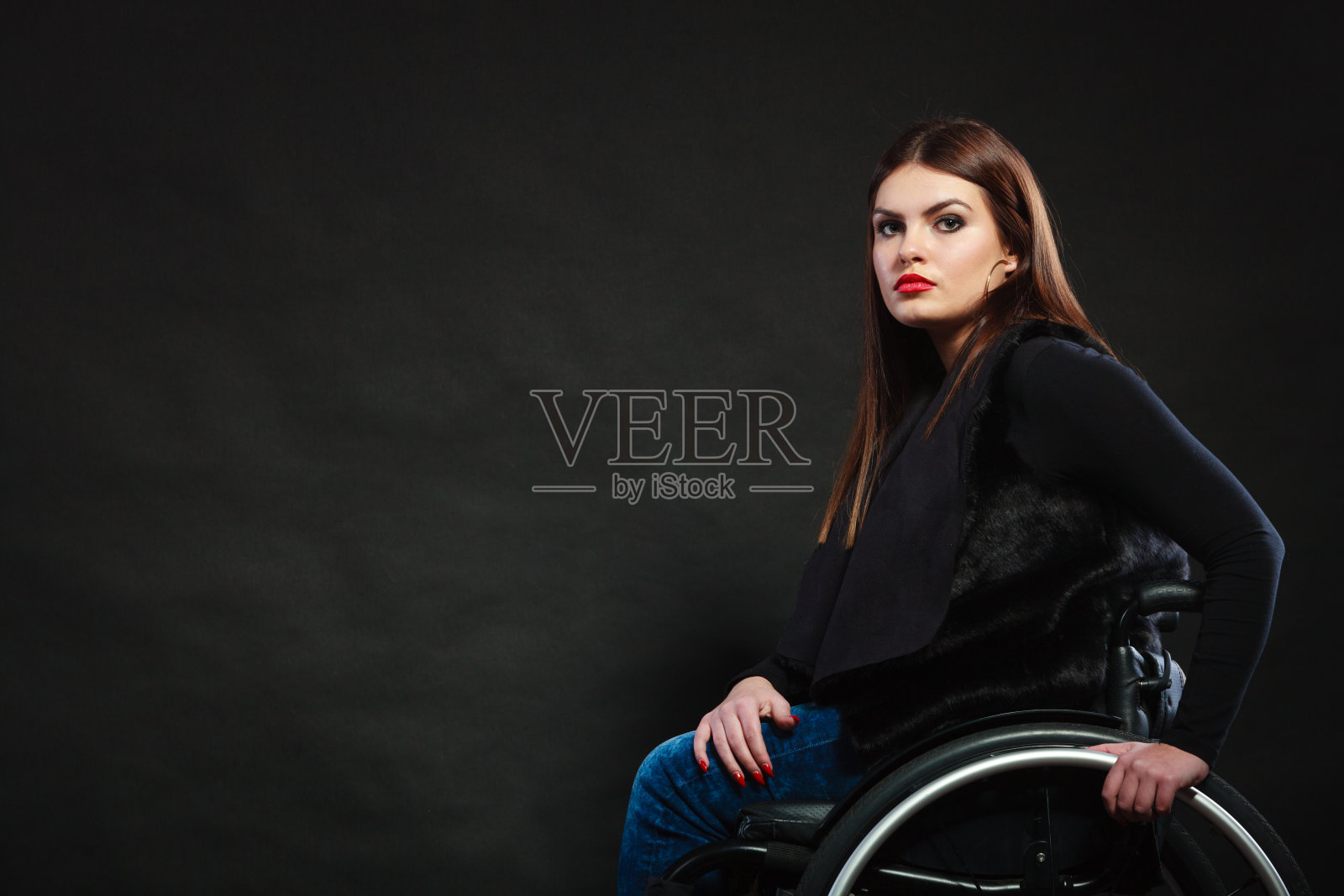 轮椅上的悲伤女孩。照片摄影图片