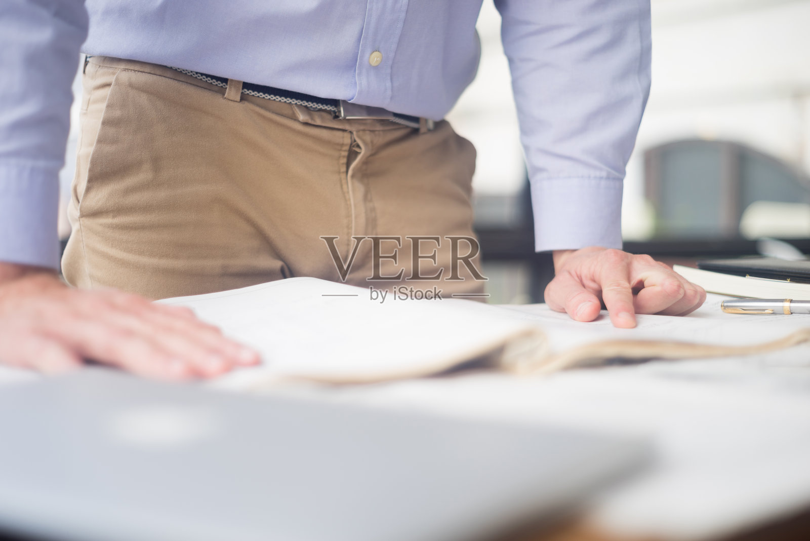 工程师绘制建筑工程蓝图照片摄影图片