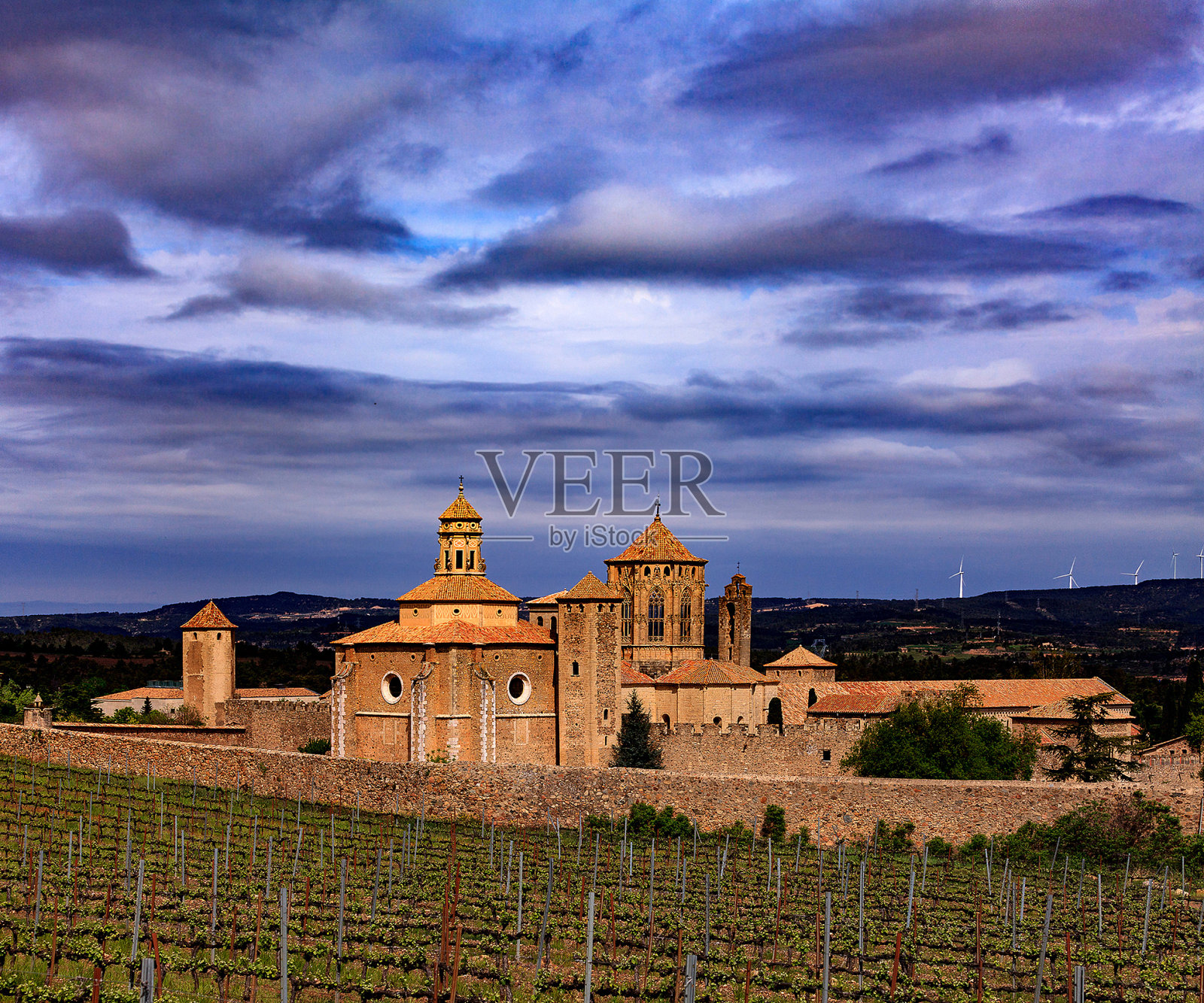 圣玛丽亚德波夫莱特修道院,西班牙。晚上光照片摄影图片