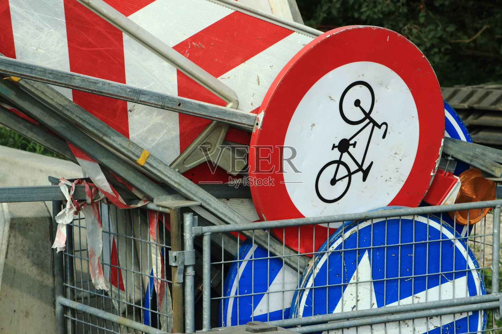 等待工作的交通标志照片摄影图片