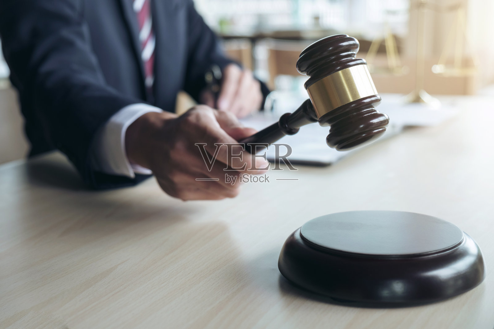 律师事务所特写:法槌、天平和案件报告照片摄影图片