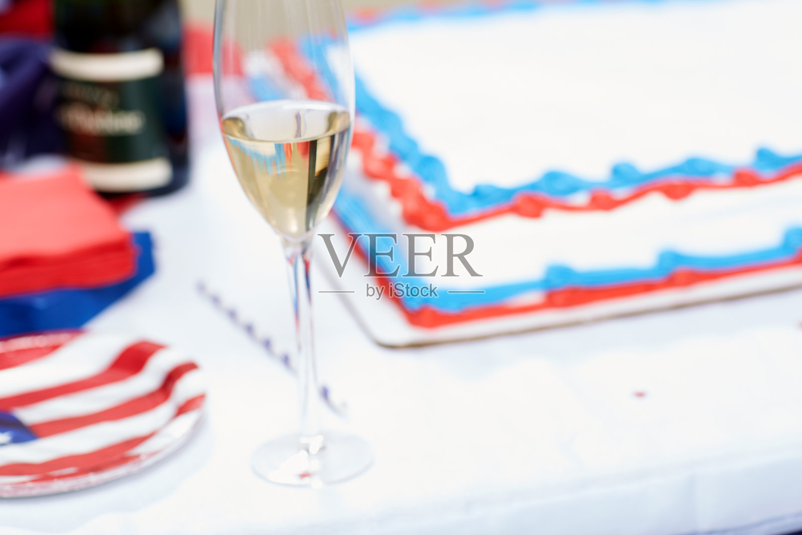 在聚会上喝香槟吃蛋糕照片摄影图片