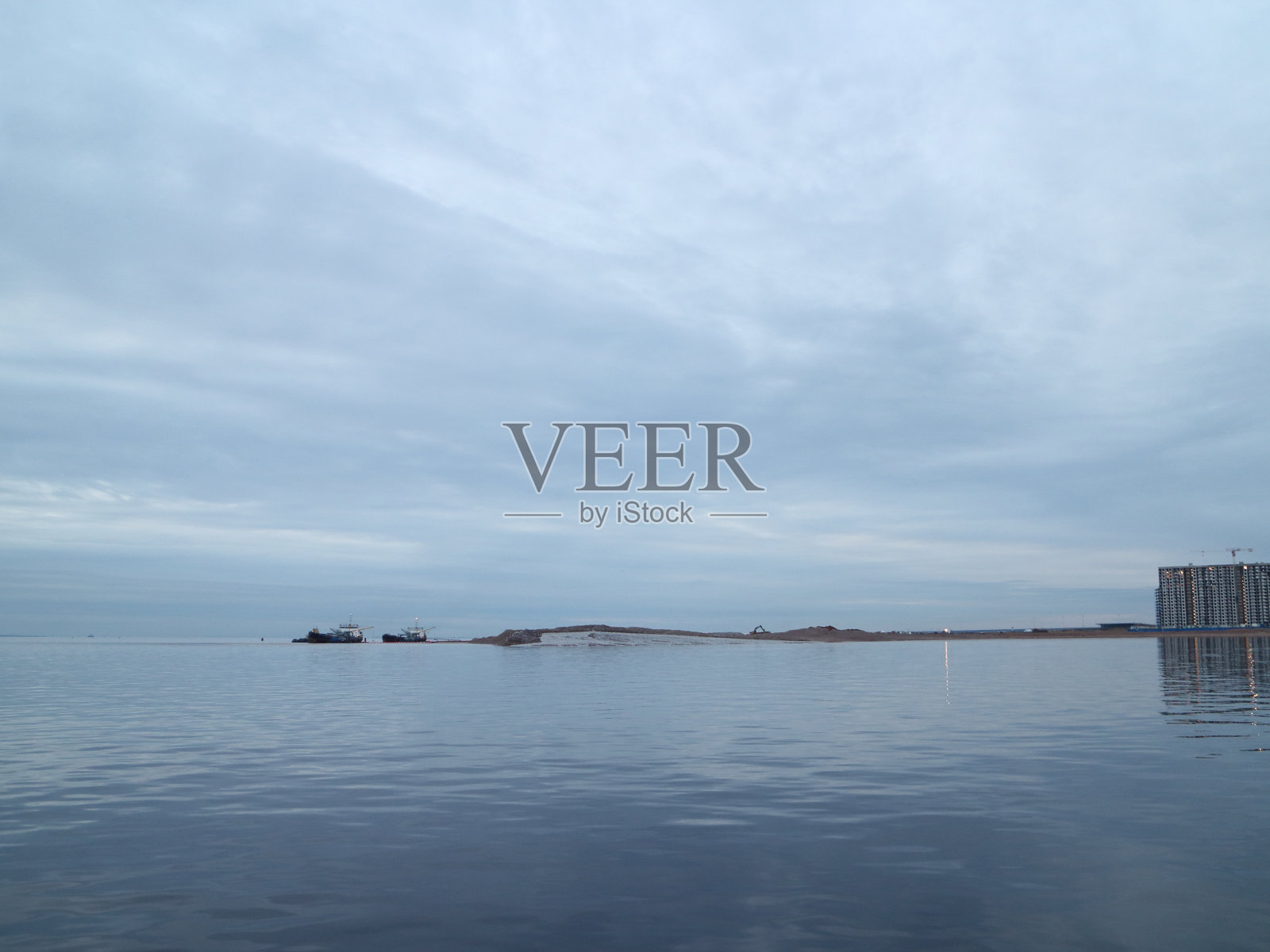 晚上城市海滩照片摄影图片