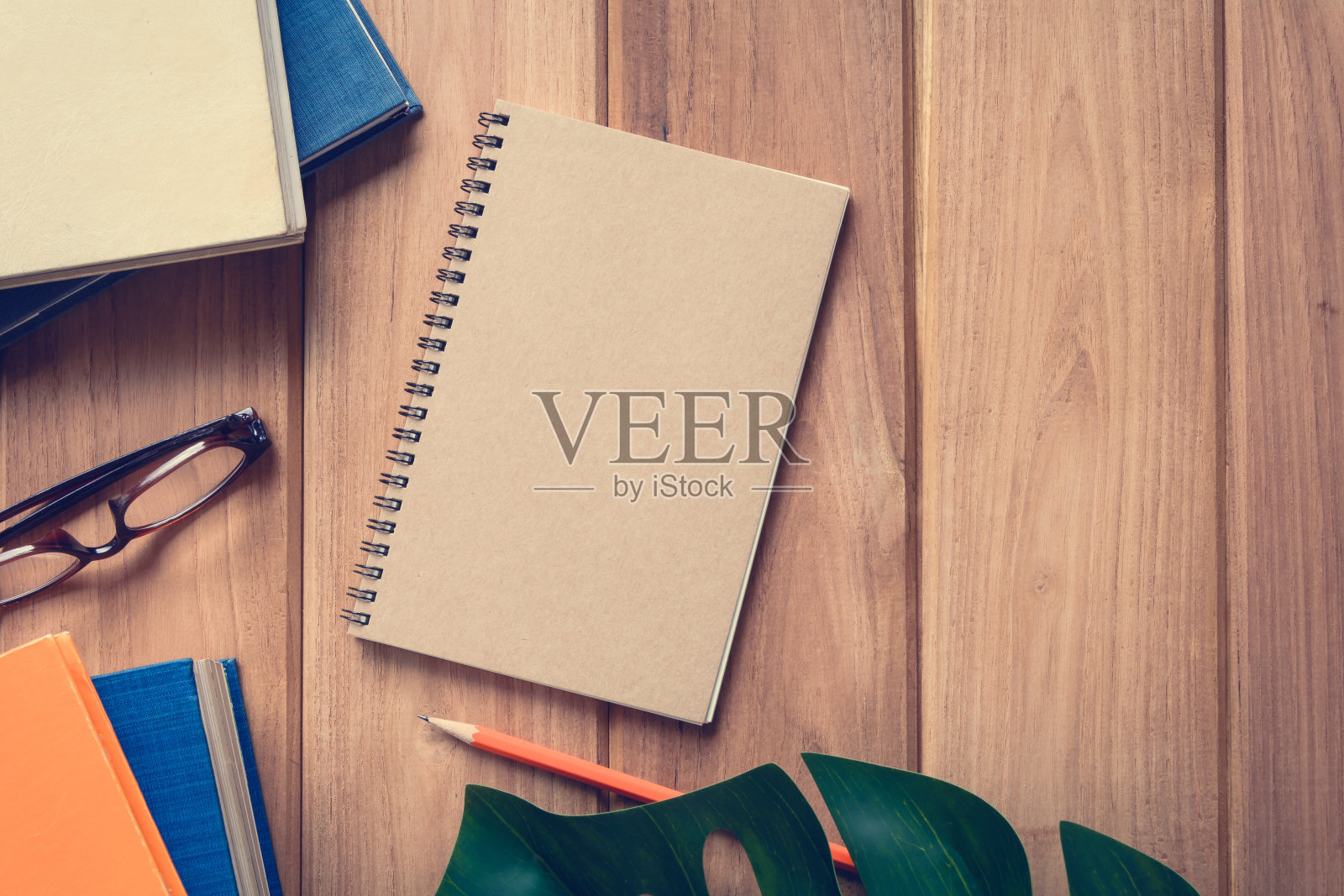 俯视图书和铅笔笔记在木桌上照片摄影图片