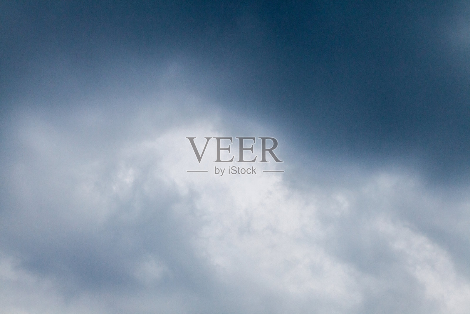 暴风雨前乌云密布的天空照片摄影图片