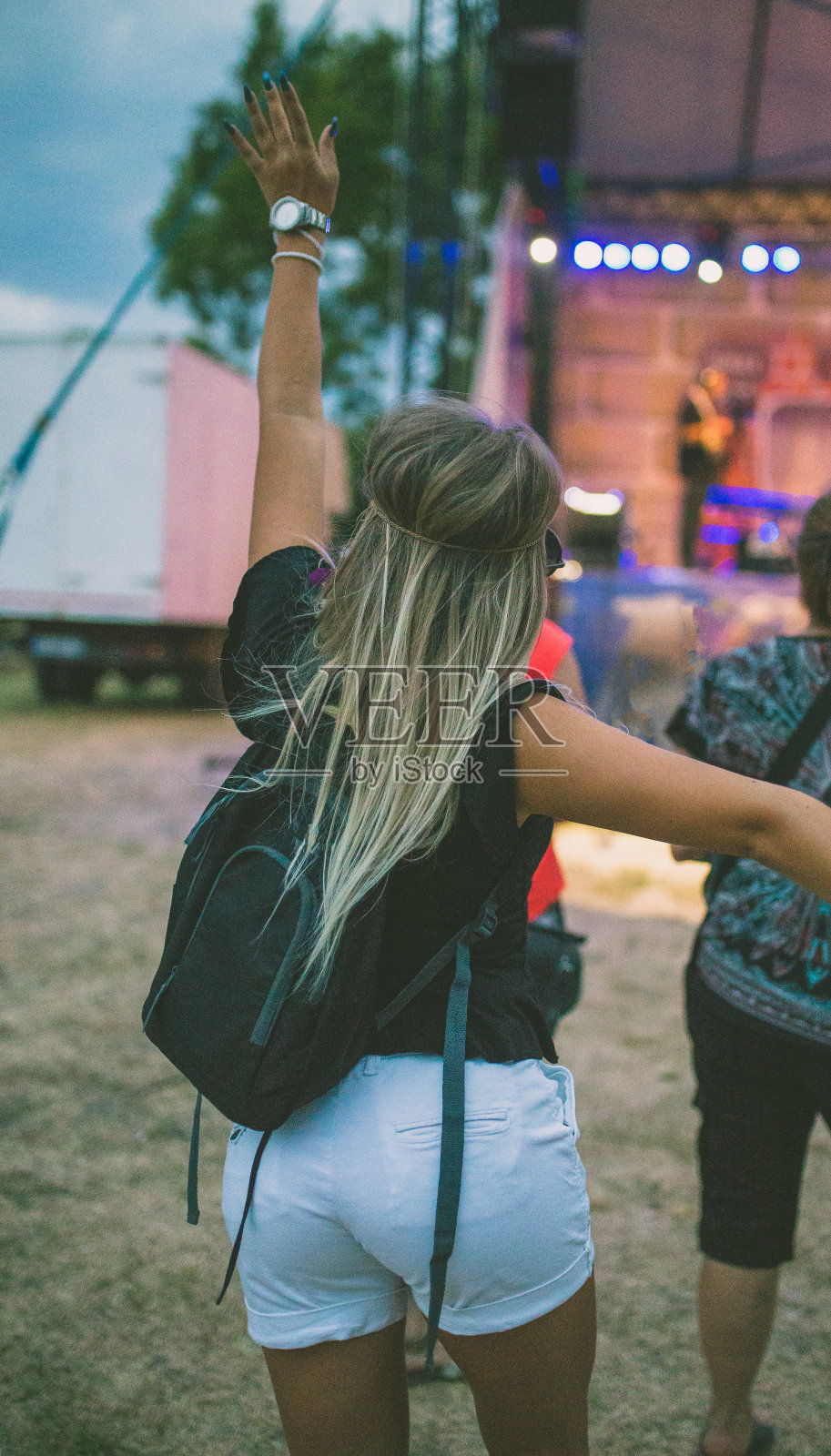 女孩们享受音乐节/音乐会。照片摄影图片