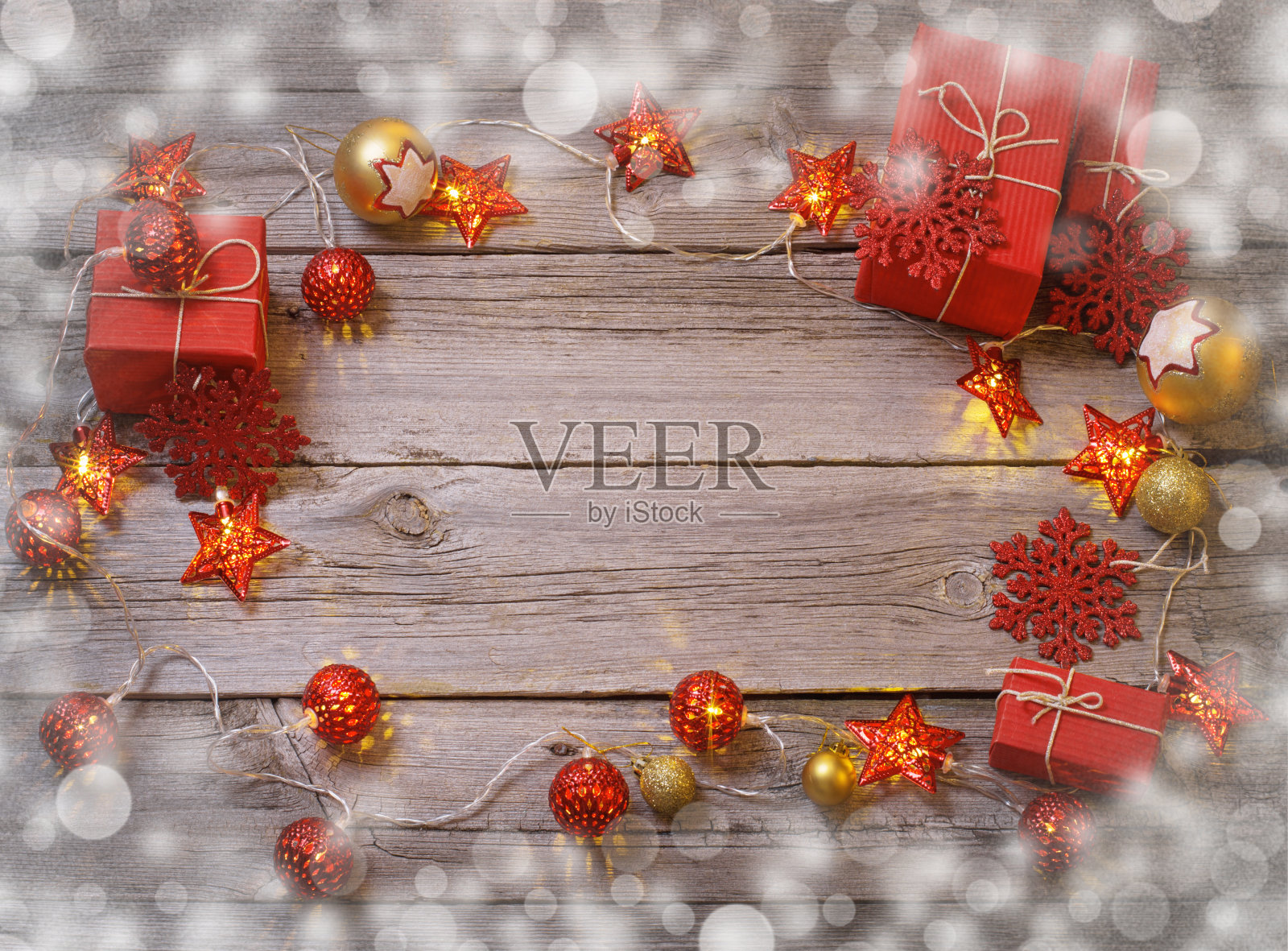 木制背景上的圣诞彩灯照片摄影图片